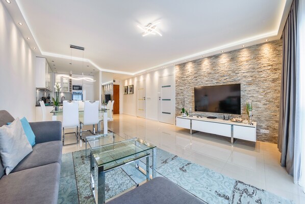 Departamento (21, Rezydencja Victoria) | Tabla de planchar con plancha y ropa de cama