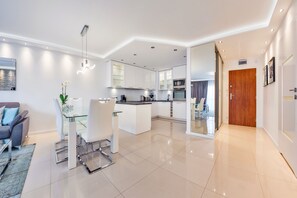 Apartment (21, Rezydencja Victoria) | Private kitchen | Fridge, stovetop, electric kettle, toaster - Apartamenty Sun & Snow Zwyciestwa (Miedzyzdroje)