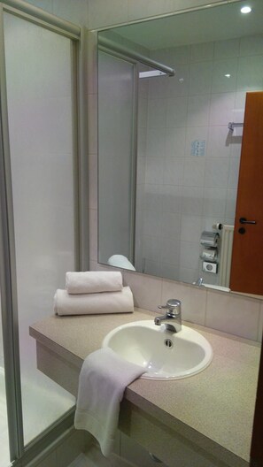 Regadera, amenidades de baño gratuitas, secadora de cabello, toallas