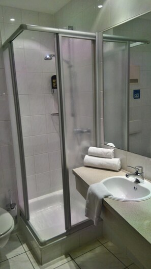 Buồng tắm vòi sen, đồ dùng nhà tắm miễn phí, máy sấy tóc, khăn tắm 