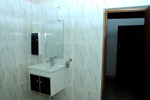 Chuveiro, toalhas de banho