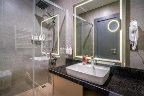 Habitación Deluxe, varias camas, no fumadores | Baño | Ducha y cabezal de ducha tipo lluvia