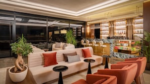 Ein stilvoller Loungesessel mit einer Couch, Sesseln und einer Bar mit Marmorplatte.