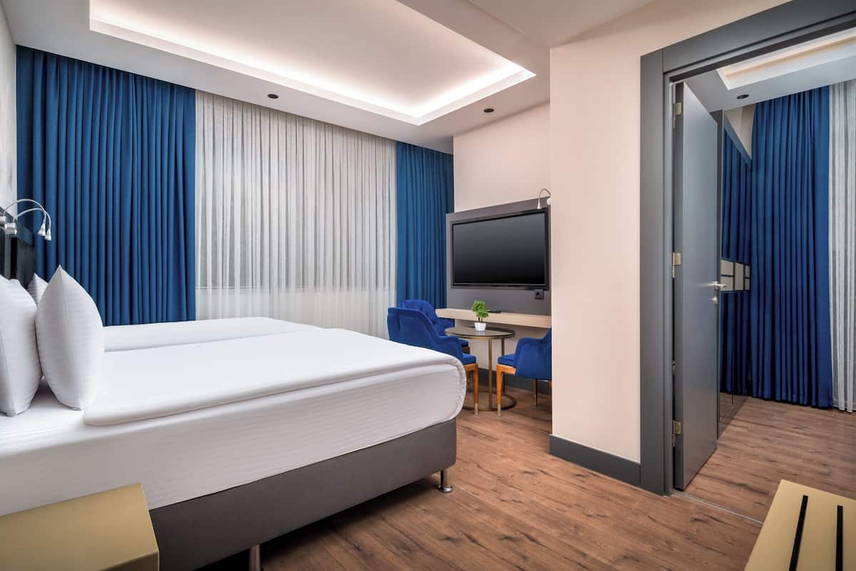 Deluxe Room, Multiple Beds, Non Smoking