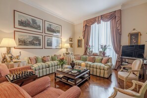 Smart-TV, Bücher, Stereoanlage, Computerbildschirme