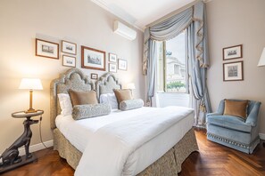 3 室のベッドルーム、セーフティボックス (室内)、デスク、アイロン / アイロン台