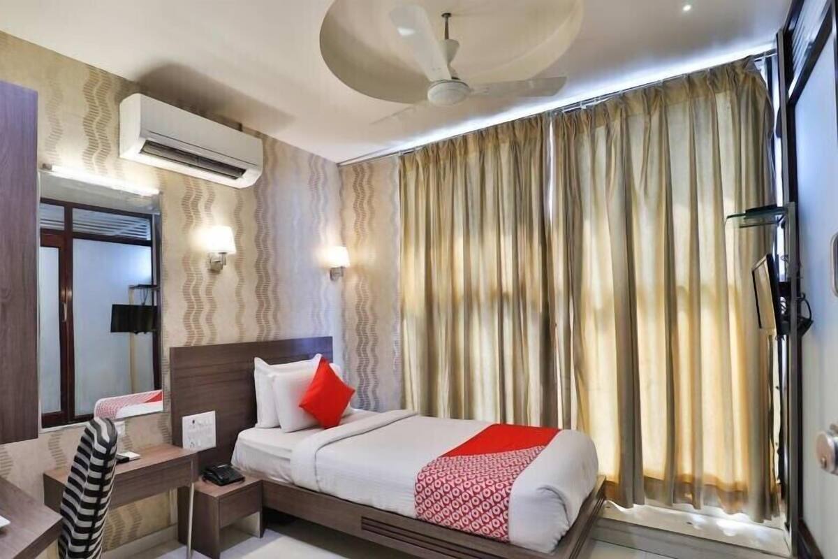 Premium bedding, memory-foam beds, in-room safe, soundproofing