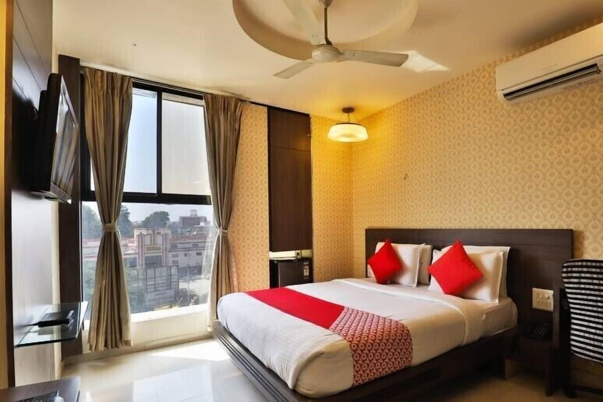 Premium bedding, memory-foam beds, in-room safe, soundproofing