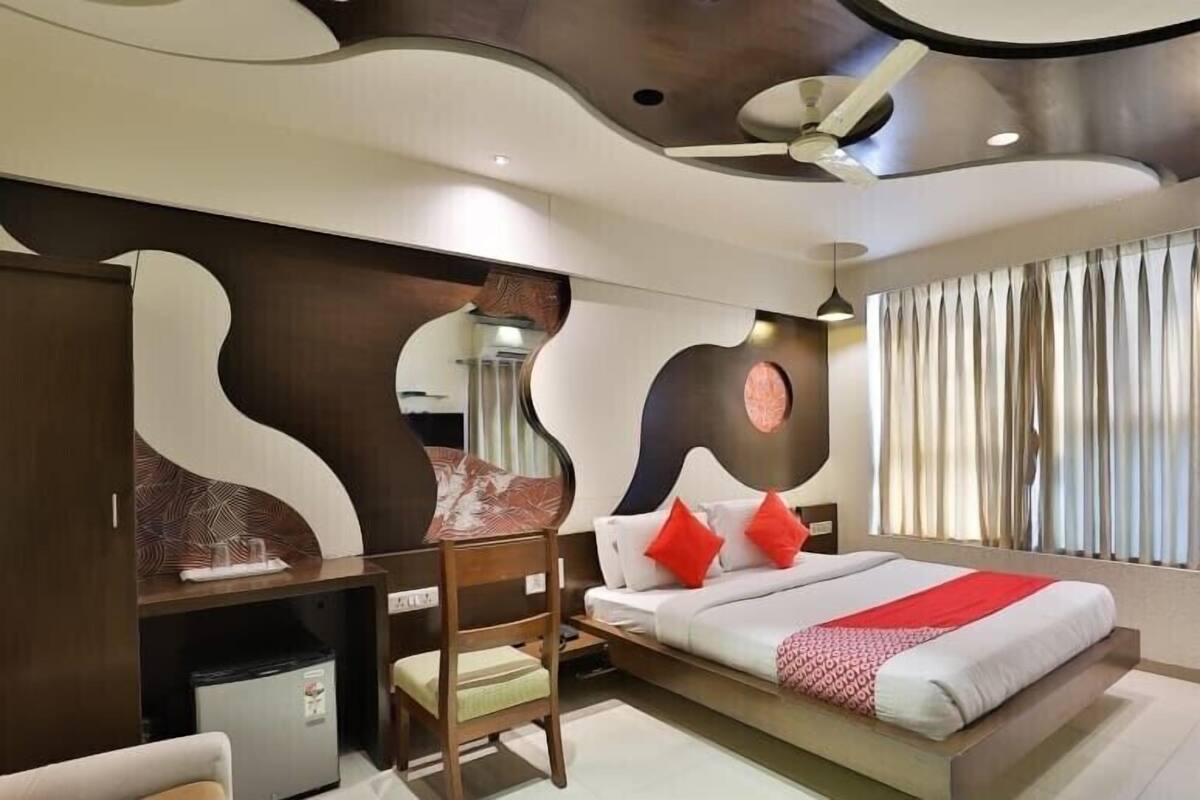 Premium bedding, memory-foam beds, in-room safe, soundproofing