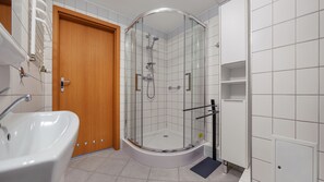Departamento (D 12) | Baño | Regadera y toallas