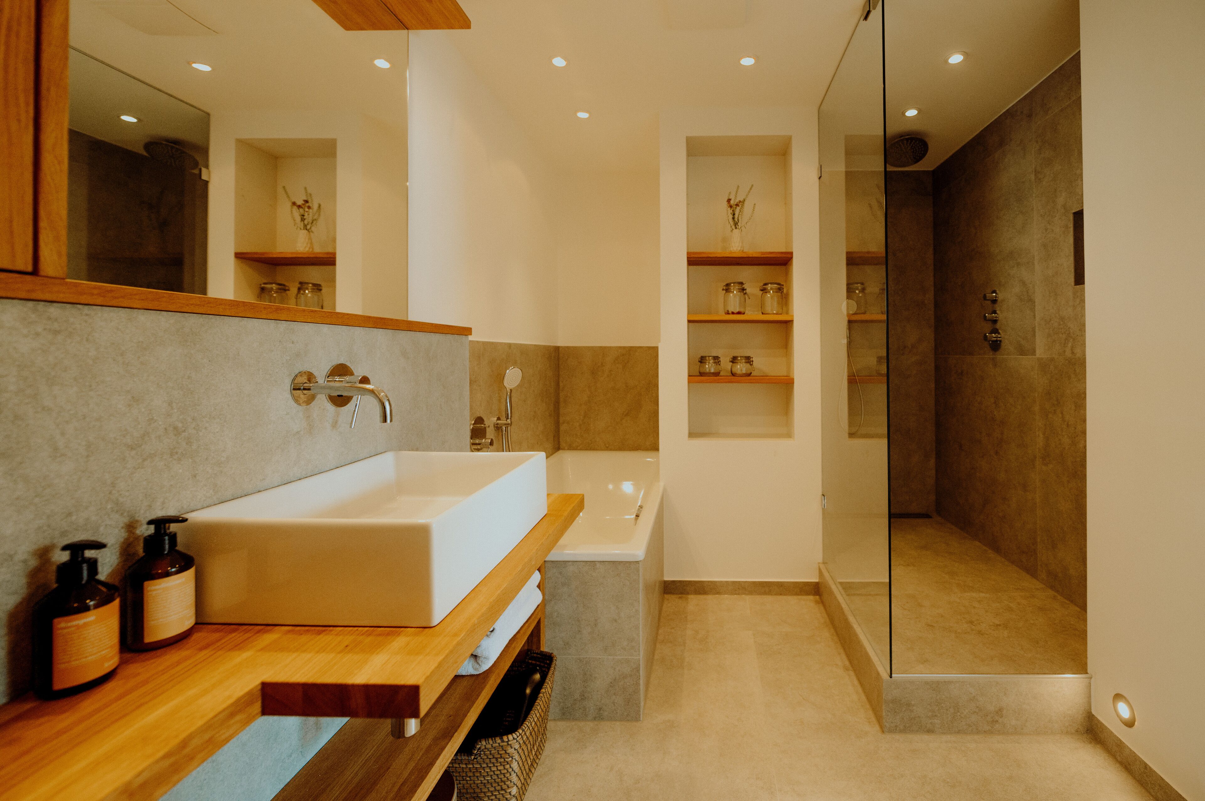 吹风机、毛巾、卫生纸