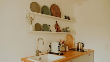 Electric kettle, toaster, cookware/dishes/utensils