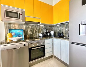 Réfrigérateur, four à micro-ondes, un four, surface de cuisson