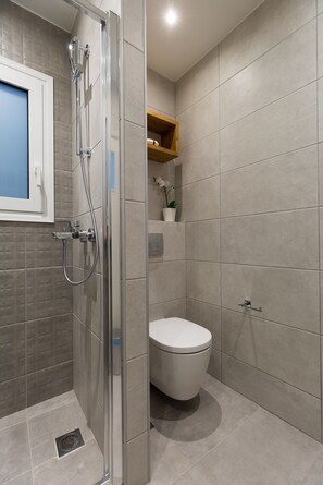 Departamento, 1 habitación | Baño | Regadera, regadera tipo lluvia, amenidades de baño gratuitas 