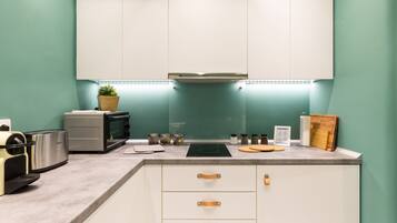 Refrigerador con freezer, microondas, horno, placa de cocina