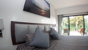 Habitación de hotel moderna con una cama grande, vistas al exterior y un cuadro en la pared.