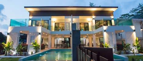 Fachada da propriedade à noite