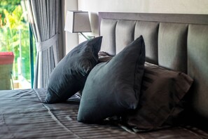 2 bedrooms, in-room safe, desk, blackout curtains