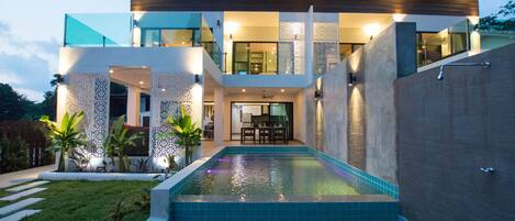 Voorkant accommodatie - avond/nacht