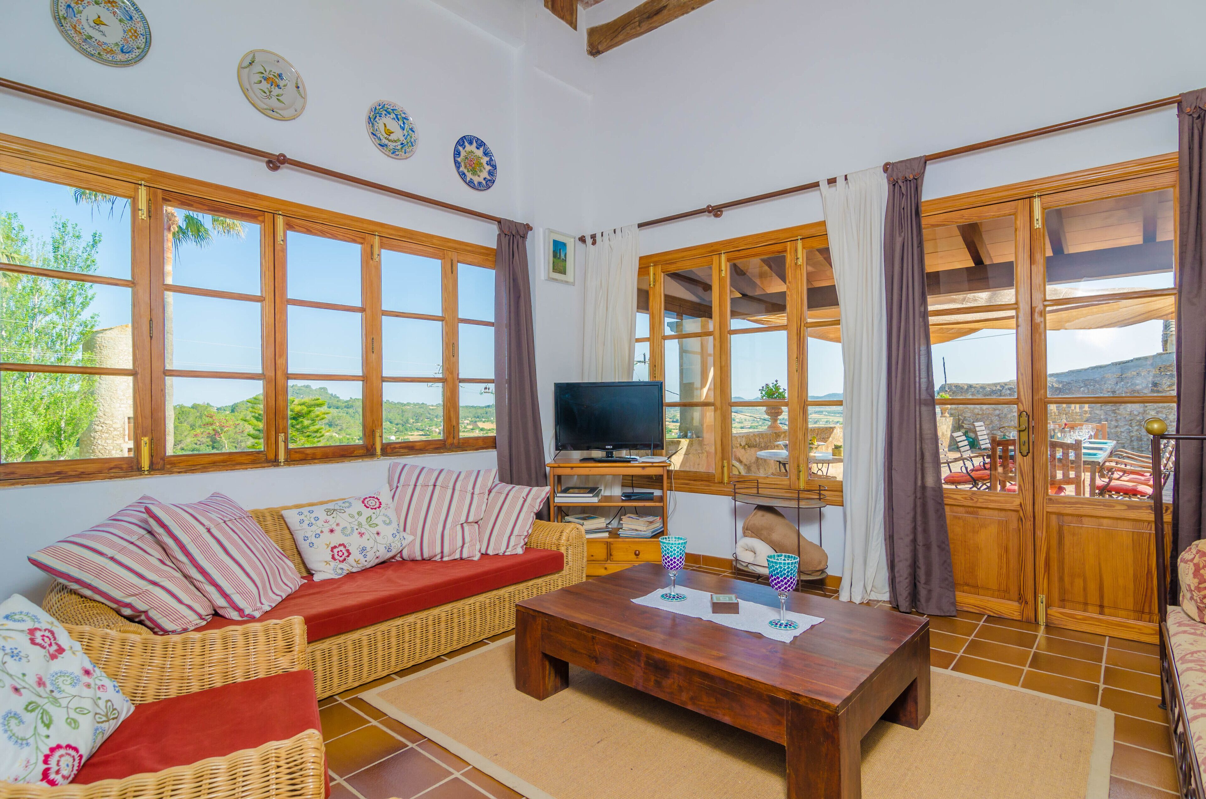 Tv, eldstad och en stereo