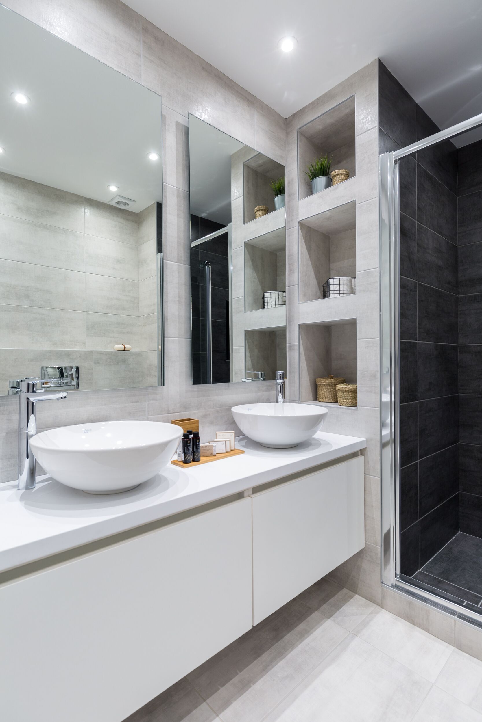 Apartment | Bathroom | Shower, free toiletries, hair dryer, towels