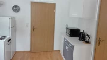 Lemari es, microwave, oven, dan kompor