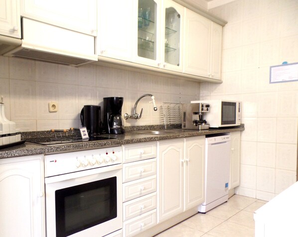 Geladeira, micro-ondas, fogão, cooktop