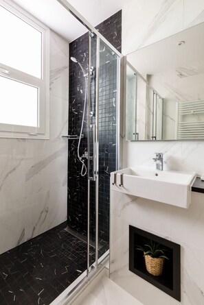 Apartment (Charming) | Bathroom