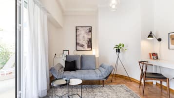 Apartment (Luminous) | Ruang tamu | 43 inci televisyen skrin rata dengan satelit, TV Pintar, Netflix
