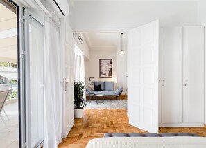 43-inch flat-screen TV with satellite channels, Smart TV, Netflix - UPSTREET Classy Apartments (Athens)