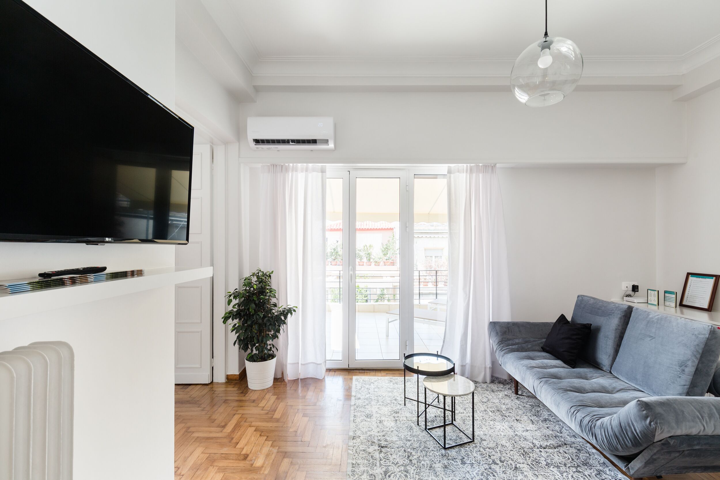 Apartment (Luminous) | Wohnzimmer | 43-Zoll-Flachbildfernseher mit Satellitenempfang, Smart-TV, Netflix