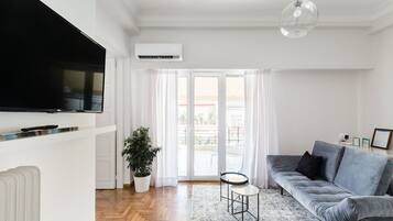 Apartment (Luminous) | Wohnzimmer | 43-Zoll-Flachbildfernseher mit Satellitenempfang, Smart-TV, Netflix