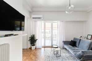 Apartment (Luminous) | Living room | 43-inch flat-screen TV with satellite channels, Smart TV, Netflix - UPSTREET Classy Apartments (Athens)