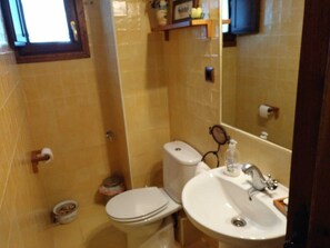 Shower, free toiletries, hair dryer, towels - Casa Rural Los Doce Robles (Campillo de Ranas)