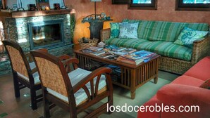 Lobby sitting area - Casa Rural Los Doce Robles (Campillo de Ranas)