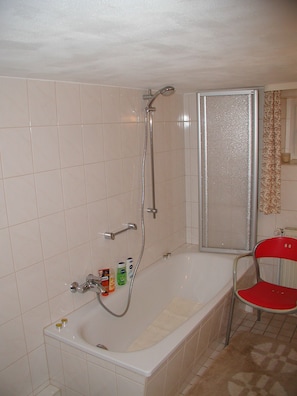 Baignoire, séchoir à cheveux, serviettes fournies, savon