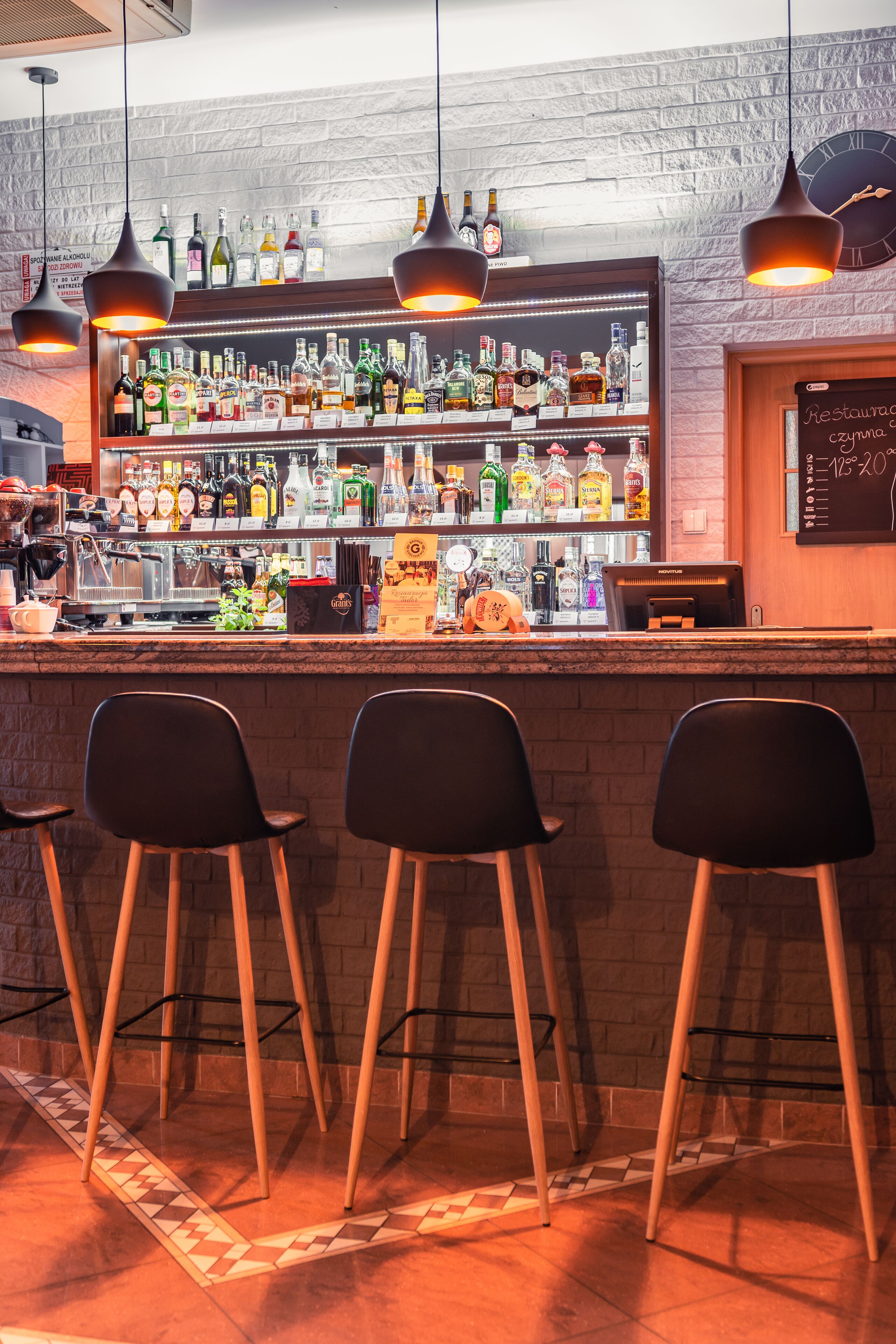2 bars/lounges