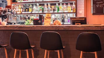 2 bars/lounges