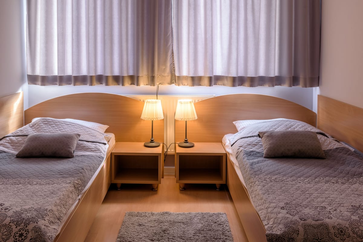 Twin kamer | Een bureau, een strijkplank/strijkijzer, gratis wifi, beddengoed