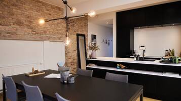 Deluxe Studio Suite, 1 Bedroom, Non Smoking | Dining room