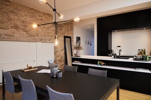 Design Studio Suite, 1 Bedroom, Non Smoking | Dining room