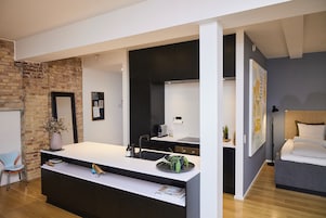 Suíte estúdio design, 1 quarto, para não fumantes | Individualmente decorados, individualmente mobiliados, escrivaninha