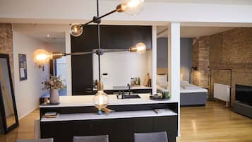 Deluxe-studiosuite - 1 soveværelse - ikke-ryger | 1 soveværelse, individuelt design, individuel indretning, skrivebord