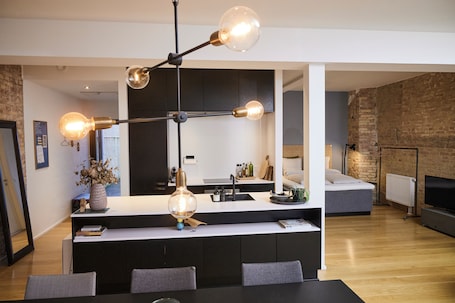 1 habitación, decoración personalizada, muebles diferentes y escritorio
