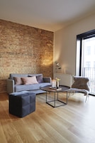 Suíte estúdio design, 1 quarto, para não fumantes | Sala de estar | TV de tela plana