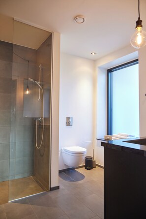 Departamento urbano | Baño | Regadera, amenidades de baño gratuitas, secadora de cabello, toallas 