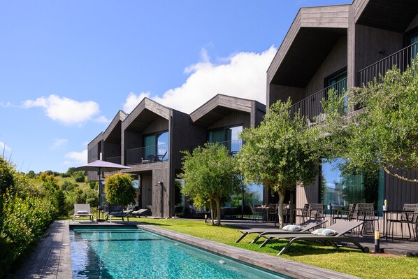 حمّام سباحة خارجي، مفتوح من 8:00 صباحًا إلى 7 مساءً، مقاعد للتشمس