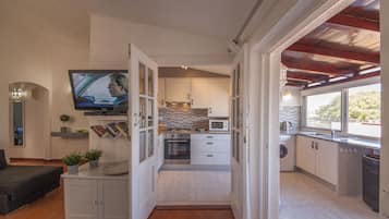 Refrigerador con freezer, microondas, horno, placa de cocina