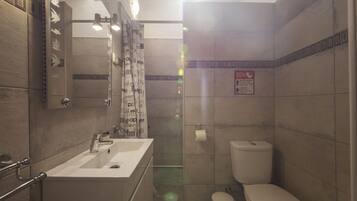 Apartment (1 Bedroom) | Bathroom | Shower, free toiletries, hair dryer, towels