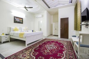 Suite | Desk, iron/ironing board, free WiFi, bed sheets - Hotel Dior Near Jal Mahal, Jaipur (Jaipur)